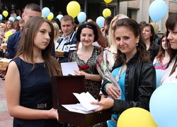 Студентка 1-го курсу Аня Дубіна обійшла зі скринькою усі групи випускників, одержавши від них листи з побажаннями, які чекатимуть свого часу, щоб уже зрілі фахівці, спеціалісти змогли їх відкрити і перевірити – а чи дійсно мрії збулися?